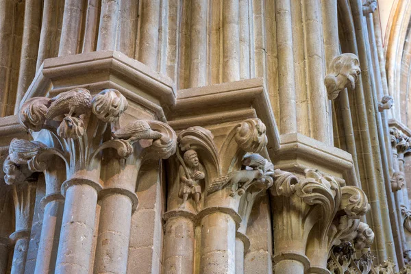 Tallas de capitel de columna en el interior Pozo catedral — Foto de Stock