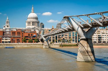 Millenium köprü arasında St. Paul ün Cathedra Thames Nehri üzerinden