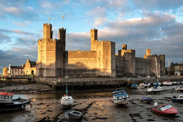 Castillo de Caernarfon en el norte de Gales al atardecer — Foto de Stock