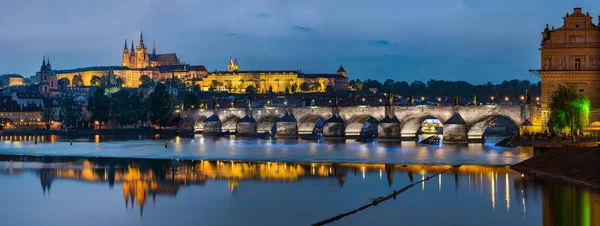 Natt utsikten över floden Vltava till Karlsbron och Pragborgen — Stockfoto