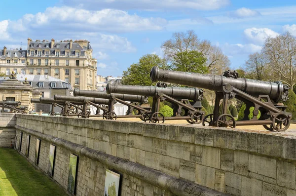 Cannoni a Les Invalides a Parigi, Francia — Foto Stock