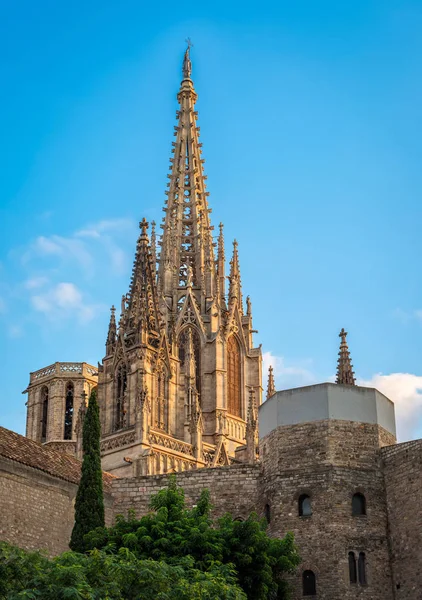 神聖な十字の Barcel でサンタ ・ エウラリア大聖堂の尖塔 ストックフォト