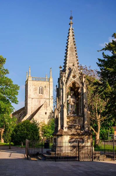 Plaza de Santa María con monumento e iglesia en Gloucester, Inglaterra — Foto de Stock