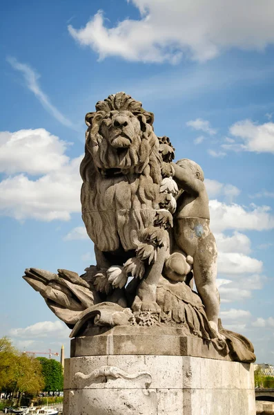 La escultura León dirigida por un niño en el puente Alejandro III —  Fotos de Stock
