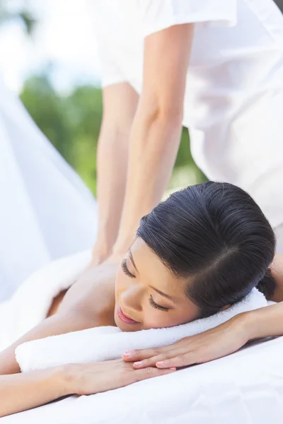 Frau entspannt sich im Wellnessbereich bei Massage — Stockfoto