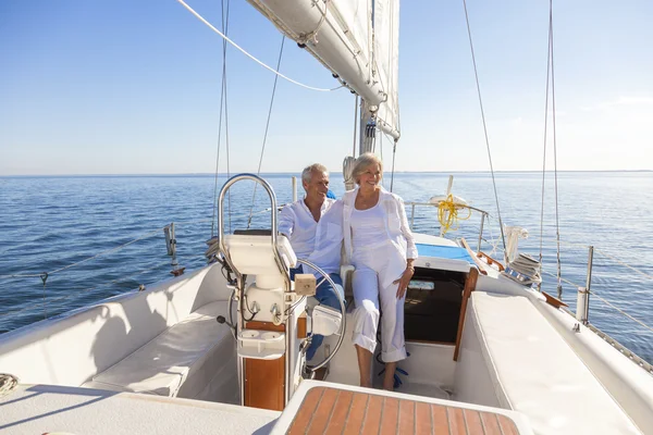 Feliz casal sênior iate à vela ou barco à vela — Fotografia de Stock