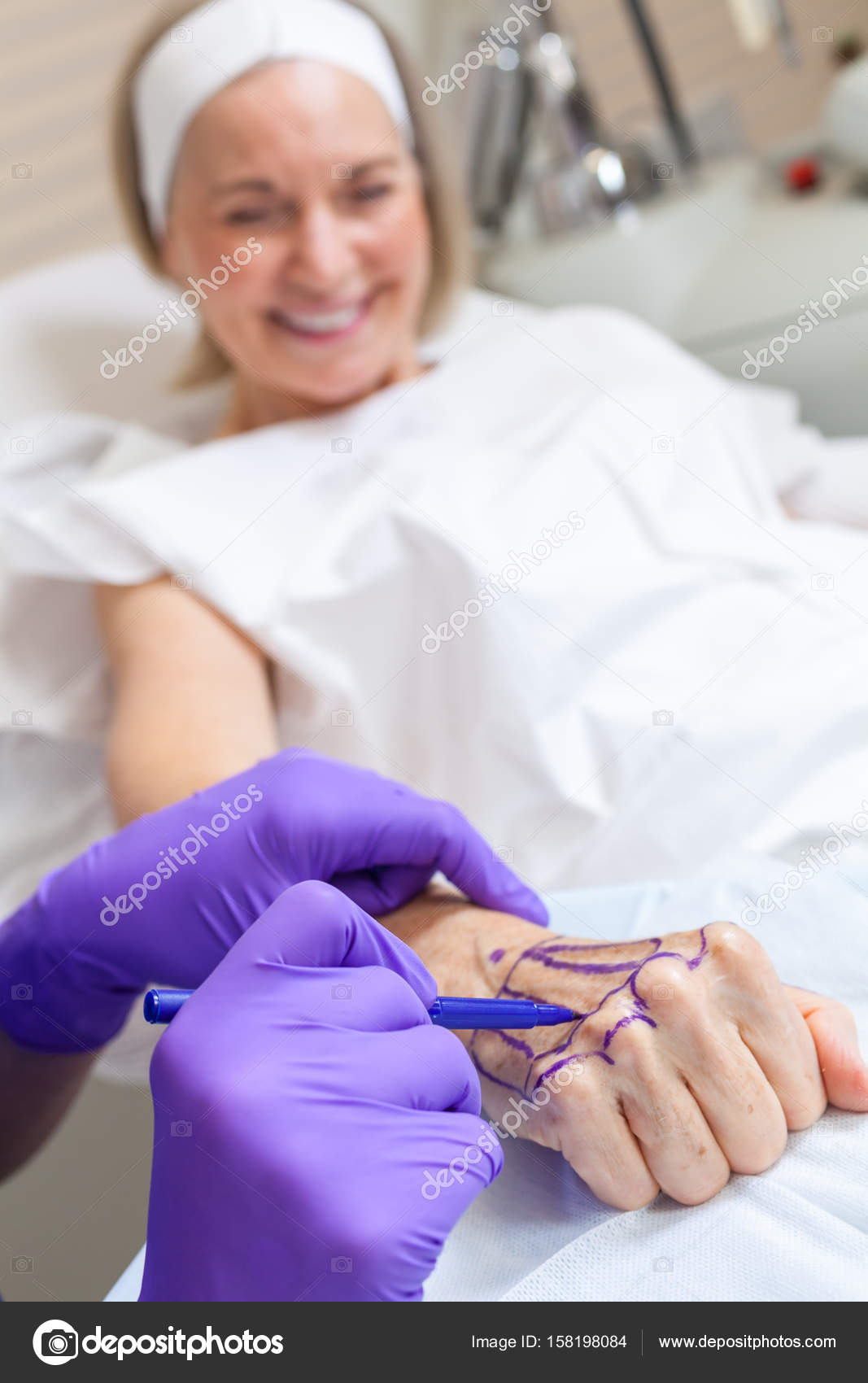 Plast kirurg läkare märkning Hand Senior Kvinna för kirurgi