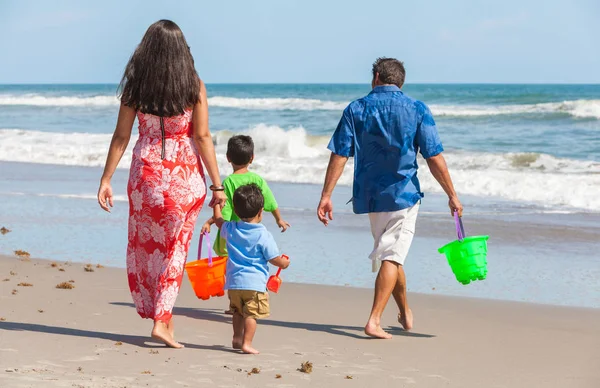 Moeder vader ouders jongen kinderen familie strand plezier — Stockfoto