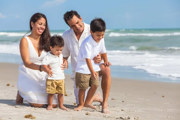 Matka ojciec rodzice chłopca dzieci rodziny Beach Fun — Zdjęcie stockowe