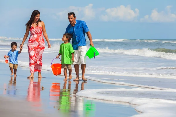 Mãe pai pais menino crianças família praia diversão — Fotografia de Stock