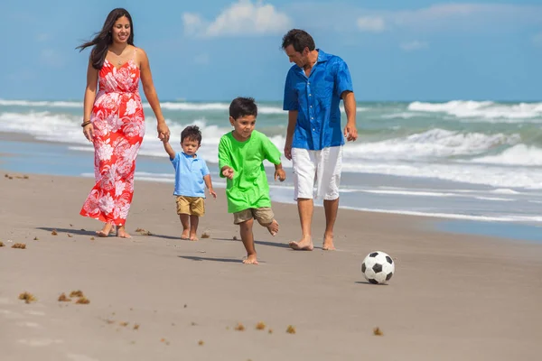 Matka ojciec rodzice chłopca dzieci Family Beach Soccer Football — Zdjęcie stockowe