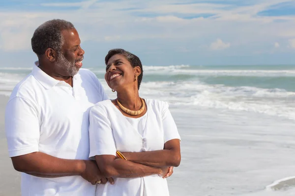 Feliz casal afroamericano sênior na praia — Fotografia de Stock