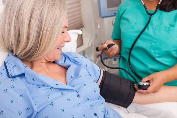 Seniorin lässt Blutdruck im Krankenhaus überprüfen — Stockfoto