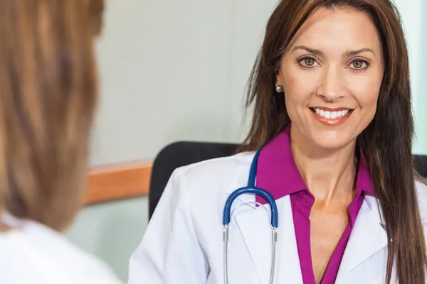 Femme médecin à l'hôpital Rencontre avec un collègue Images De Stock Libres De Droits