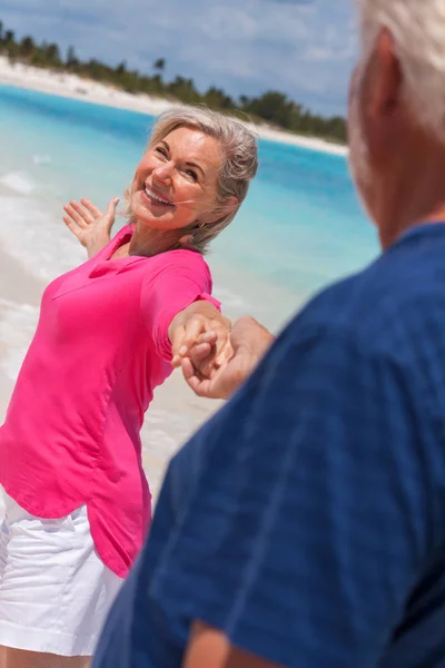 Romantiska äldre kaukasiska par dansar på stranden tillsammans — Stockfoto