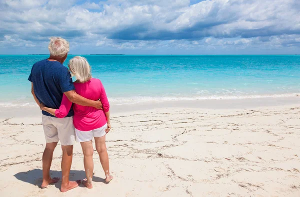 Volwassen blank echtpaar in tropisch luxe vakantieoord Stockfoto