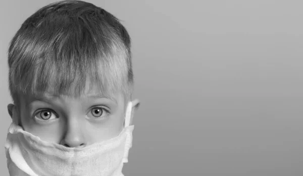 一个戴着面具 眼睛里充满恐惧的孩子的脸 复制空间 黑白摄影 — 图库照片