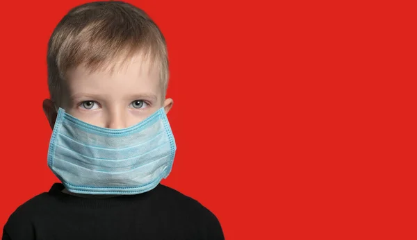 Gözünde korku olan maske takan bir çocuğun yüzü. Kırmızı arka planda Çin bayrağının renkleri. Kopyalama alanı
