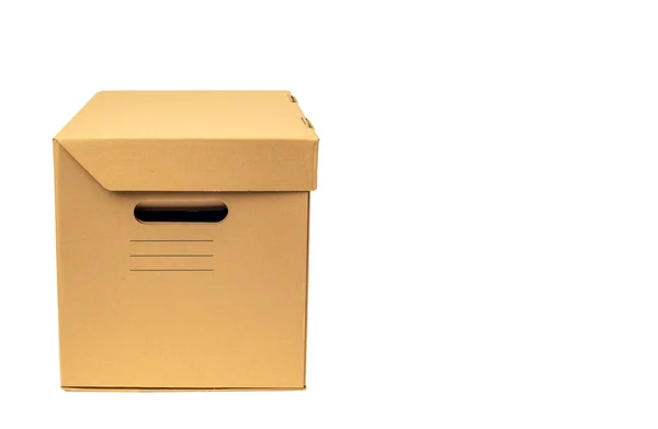 Beyaz arkaplanda izole edilmiş boş karton kutu — Stok fotoğraf