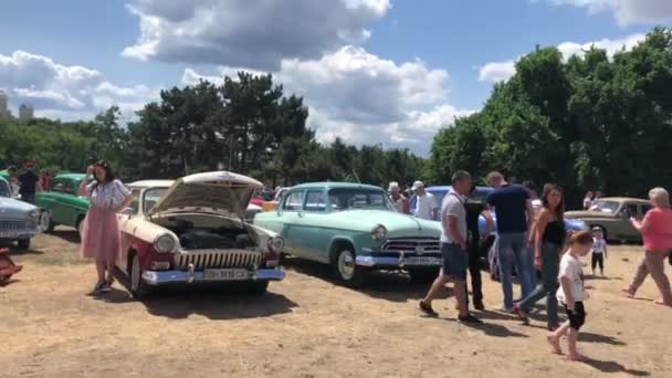 Ucrania, Odessa. 11 de julio de 2019. Exposición de coches retro en Victory Park . — Vídeos de Stock