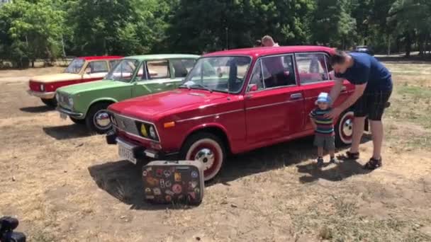 Ukraina, Odessa. 11 lipca 2019. Wystawa samochodów Retro w Victory Park. — Wideo stockowe