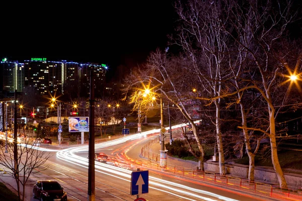 Odessa, Ukrayna. Mart 2020. Şehir yolları ve bulanık ışıklı hareket halindeki araba. Arcadia Bölgesi. Gece şehri Odessa manzaralı.. — Stok fotoğraf