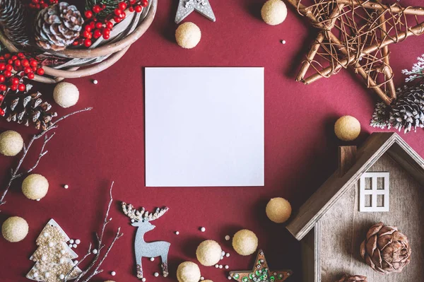 Mock Up pocztówka, na tle bordowy papier, dekoracyjne jelenie dom i gwiazdy. Koncepcja na temat Wesołych Świąt Bożego Narodzenia i Nowy Rok. — Zdjęcie stockowe