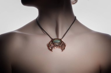 kadının boynundaki güzel bir el yapımı Mücevherat