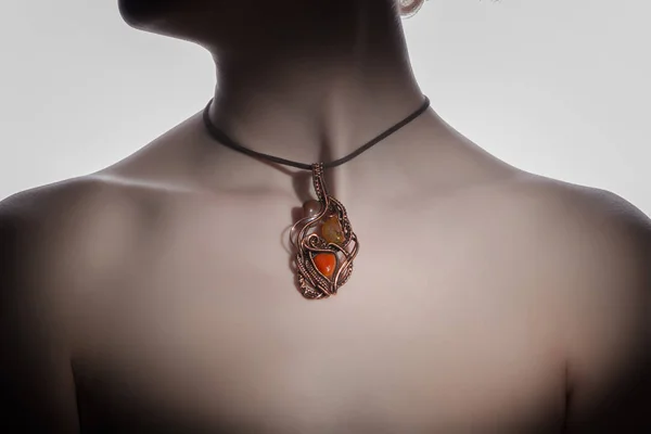kadının boynundaki güzel bir el yapımı Mücevherat