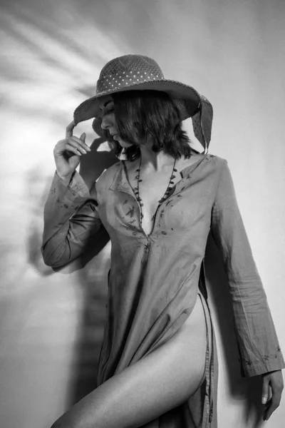Eine charmante junge Frau mit lockeren Haaren und Hut — Stockfoto