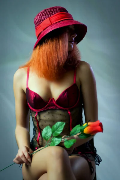 Kırmızı şapkalı bir kızıl saçlı seksi genç kız — Stok fotoğraf