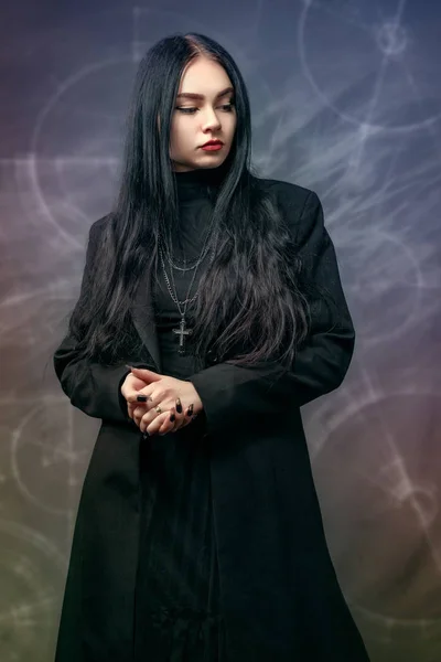 Siyah saçlı, siyah, klasik tarzda genç bir kız. Gotik elementlerle