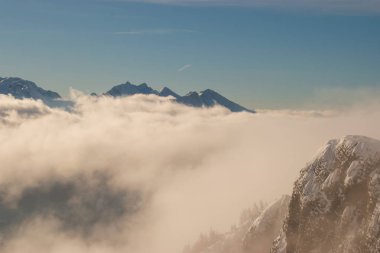 Stoos Kayak merkezinde karla kaplı dağlar