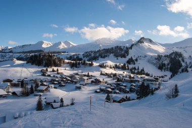 Stoos Kayak merkezinde karla kaplı dağlar