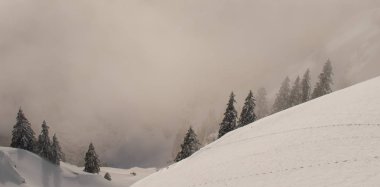 Stoos Kayak merkezinde karla kaplı dağlar