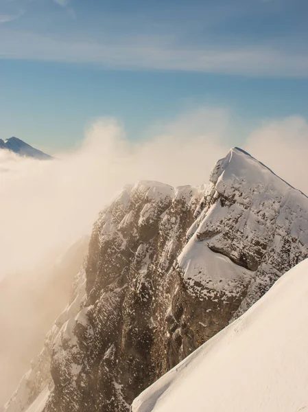 滑雪胜地的雪山 — 图库照片