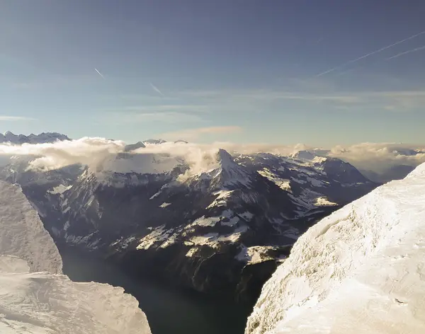 雪后的瑞士山峰, 可以看到卢塞恩湖的全景 (vierwaldstattersee) — 图库照片