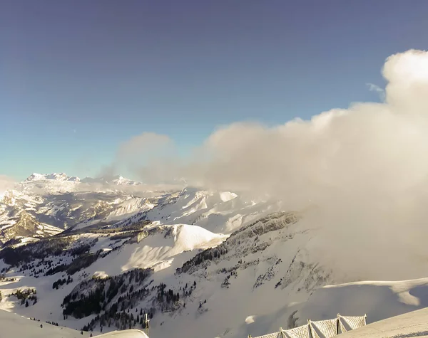 Schneebedeckte Berge im Skigebiet Stoos — Stockfoto