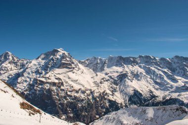 Murren Jungfrau kayak bölgesinin panoramik manzaralı İsviçre dağlarının zirvesi.
