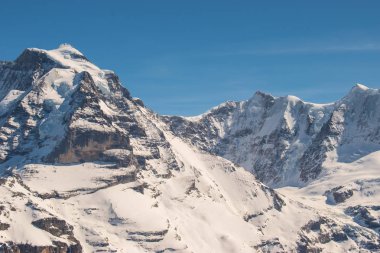Murren Jungfrau kayak bölgesinin panoramik manzaralı İsviçre dağlarının zirvesi.