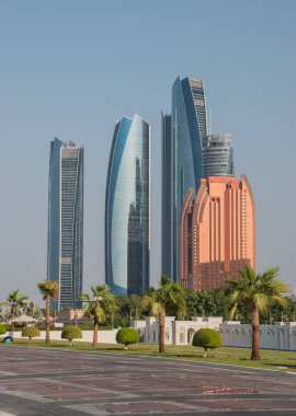 Abu Dabi 'nin gökdelenli panoramik manzarası. BAE 'de çekildi..
