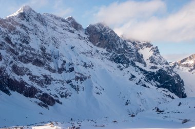 İsviçre 'deki Engelberg kayak merkezinin karla kaplı zirveleri.