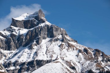 İsviçre 'deki Engelberg kayak merkezinin karla kaplı zirveleri.