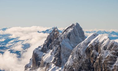 İsviçre 'deki Engelberg kayak merkezinin karla kaplı zirveleri.