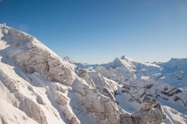 스위스의 베르크 리조트에 눈덮인 산봉우리들 — 스톡 사진