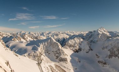 İsviçre 'deki Engelberg kayak merkezinin karla kaplı zirveleri.