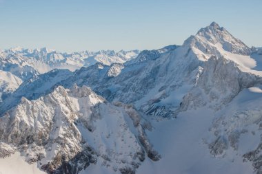 İsviçre 'deki Engelberg kayak merkezinin karla kaplı zirveleri.