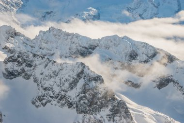 İsviçre 'deki Engelberg kayak merkezinin karla kaplı zirveleri.