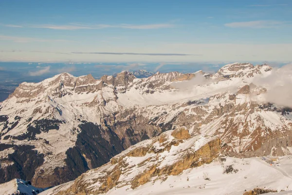 スイスのエンゲルベルクスキー場の雪に覆われた山の峰 — ストック写真