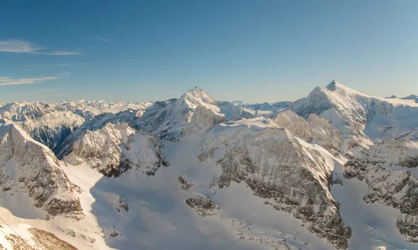 瑞士Engelberg滑雪胜地白雪覆盖的山峰 — 图库照片